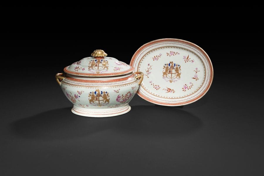 
Chine
Terrine ovale couverte et plateau ovale en porcelaine à décor polychrome des émaux de la Famille rose d’armoiries dans des écus soutenus par des lions dressés et bouquets de fleurs, galons à fond orangé sur les bords.
XIXe siècle. 
L : 30 cm
Deux éclats restaurés sur le bord du couvercle.