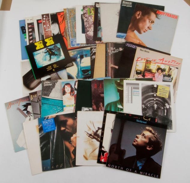 ARTISTES DIVERS dont : Kate BUSH, The PIXIES, Sinead O CONNOR Ensemble de 69 disques 33 T. 31 x 31 cm - 12 x 12 inches
