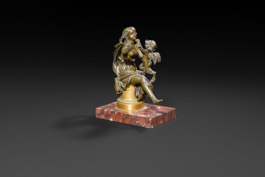 École FRANÇAISE du XIXe siècle Femme jouant avec un angelot Bronze à patine brune H : 18 cm