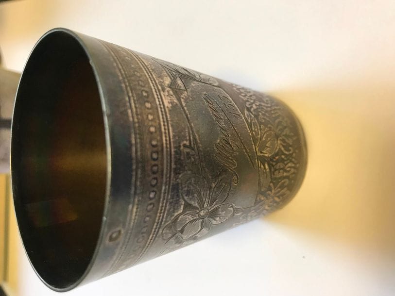 1 timbale en argent. Poids : 80 g On joint une timbale en métal argenté Christofle