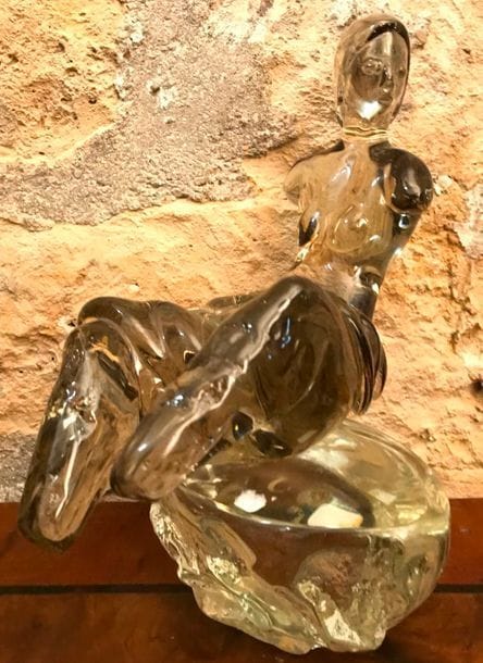 TRAVAIL MODERNE Femme assise Sculpture. Épreuve en verre miel modelé à chaud. Figure recollée sur son socle. H. 27 cm