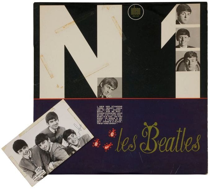 THE BEATLES « N°1 » Odeon OSX 225 France, 1964. 33 T. 31 x 31 cm - 12 x 12 inches. Accompagné d’une photo signée au stylo à L’Olympia en 1964 par les 4 membres du groupe.