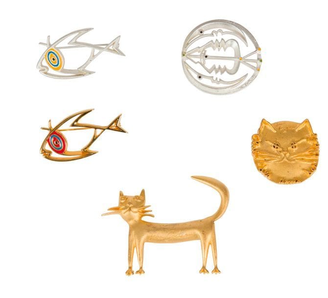 D'après Jean COCTEAU (1889-1963) 
Chat, Club des Amis des Chats, Poisson or, Poisson argent et Lunes & Profils 
Réunion de 4 broches et 1 pendentif en métal doré et argenté mat, métal doré et émail. Chacun marqué Jean COCTEAU *, trois portent la mention du Comité Jean COCTEAU 2001 ou 2002. Dimensions diverses
