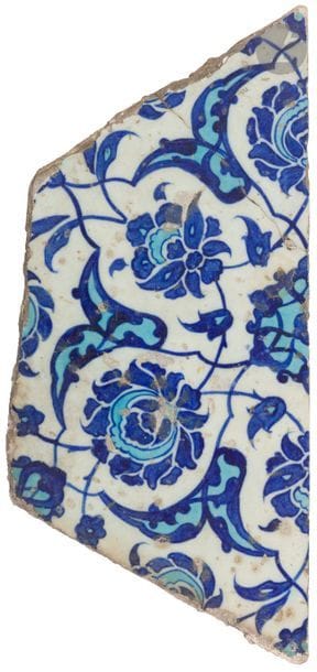 Trois demi-carreaux en céramique à décor bleu et blanc de palmettes et d’arabesques, Turquie ottomane, Iznik, XVIe siècle
Céramiques à décor peint en bleus cobalt et turquoise sur fond blanc sous glaçure incolore. Composition d’arabesques de palmettes bifides enserrant des fleurs composites. Même composition sur les trois carreaux. L’un début XVIe siècle, les deux autres, seconde moitié du siècle.
12 x 27,8 cm ; 12,4 x 27,5 cm ; 12,6 x 28,4 cm
État : quelques sauts d’émail et restaurations, bords irréguliers.

L’aspect mat de la glaçure de deux des carreaux suggère que ces pièces ont servi au revêtement des parois d’un hammam où l’atmosphère chaude et humide a altéré la surface vitreuse. Le poncif décoratif de ces pièces et leur palette sont identiques à deux carreaux conservés au Victoria and Albert Museum de Londres (C. 13 et 14-1953). Ces carreaux ainsi que toute une série du musée (C.2 à 6, 9, 10,12-1953 et Circ.26 à 28 et 30-1953) ont été identifiés comme provenant du Çinili Hamam du quartier Zeyrek d’Istanbul et datables de 1540-1550.

Three half fritware tiles with blue and white decoration, Ottoman Turkey, Iznik, 16th century


Ancienne collection de Madame A.O. (lots 56 et de 78 à 125)