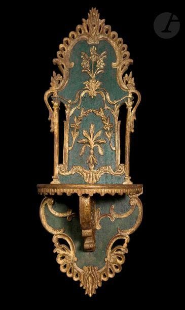 Porte-turban kavukluk, Turquie ottomane, Edirne (?), XIXe siècle
En bois sculpté, ajouré, doré à rechampi et peint en vert. Dosseret chantourné à fronton garni d’oves et de palmes ajourés supporté par des colonnettes. Décor centré de bouquets et guirlandes florales naissant de palmes rococo. Etagère semi-circulaire bordée de lambrequins supportée par une console à crosse en volutes.
76 x 27 x 25 cm

An Ottoman gilt and painted carved wood turban stand Kavukluk, Turkey, Edirne (?), 19th century