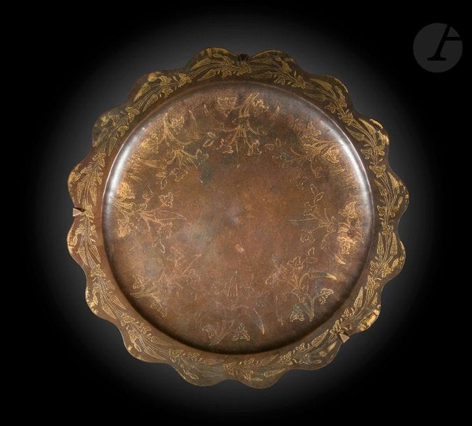 Plateau alvéolé en cuivre doré, tombak, Turquie ottomane, début XIXe siècle
Circulaire à bord alvéolé en cuivre doré à décor incisé d’une frise de tiges florales.
Diamètre : 38 cm
État : dorure en partie effacée.

Provenance : Vente Christie’s Paris, 18 décembre 2007, lot 54.

An Ottoman gilt-copper, tombak, circular tray, Turkey, early 19th century