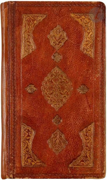 Manuscrit poétique, Layla Wa Majnun de Nur al-Din ‘abd al-Rahman Jami (1414-1492), Iran safavide, signé Sultan Muhammad Khandan et daté 921H /  1515, reliure signée Muhammad ‘Ali et datée 1212 H / 1797
Manuscrit sur papier de 15 lignes de texte par page, en persan, en écriture nasta’liq à l’encre noire. Texte réparti sur deux colonnes séparées par un bandeau enluminé d’une frise de rinceaux floraux sur fond bleu ou noir. Frontispice en unwân enluminé à l’or et en polychromie en double page avec texte en réserve sur un treillis de lignes rouges, surmonté d’un cartouche polylobé flanqué de deux demi-médaillons sur fond bleu fleuri sur la première page, et entouré d’un bandeau bleu à frise florale rythmé de trois lambrequins dorés dépassant sur la marge. Titres des différentes sections de l’ouvrage enluminés en lettres d’or en réserve sur fond bleu à décor floral polychrome. Double page finale enluminée avec texte en réserve sur fond quadrillé de lignes rouges, quatre dernières lignes écrites à l’oblique, triangles marginaux à décor floral polychrome sur fond bleu comme sur le colophon triangulaire donnant par un texte en réserve le nom du copiste Sultan Muhammad Khandan et la date du début du mois de rabi‘ al-Awwal 921H /  avril 1515. Reliure indienne postérieure en cuir brun clair estampé d’un décor de médaillon polylobé encadré de six appendices fleuronnés et de quatre écoinçons. Décor de palmettes bifides sur les écoinçons et le médaillon central, de tige florale dans les deux gros appendices et de la signature Muhammad ‘Ali dans les quatre petits fleurons. Sur le plat inférieur, l’un de ces derniers contient la date 1212 H / 1797. Contre plats à décor de médaillon polylobé encadré de deux fleurons rehaussés d’or en réserve sur fond de papier vert.
Dim. reliure : 21,2 x 12,5 cm
État : taches, restaurations, papier consolidé, contre plats restaurés, reliure usée.

Sultan Muhammad Khandan fut un brillant calligraphe safavide. Elève de Sultan ‘Ali Mashh