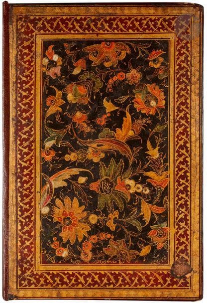 Recueil de poèmes Qasa’id de Maulana ‘Amidi, Iran, XVIe siècle, reliure datée 1167 H / 1753
Manuscrit sur papier de 15 lignes de texte par page, réparties sur deux colonnes sur certaines sections, en persan, en écriture nasta’liq à l’encre noire. Frontispice enluminé donnant le titre en réserve en lettres blanches sur fond doré d’un cartouche polylobé flanqué de deux appendices fleuronnés sur fond bleu à décor floral polychrome. Cachet de propriété au nom de Hussayn Khan daté de 1306 H /  1888. Reliure à rabat en papier mâché à décor peint, doré et laqué d’une composition florale mêlant feuilles saz et fleurs composites. Sur le plat supérieur, inscription à l’or indiquant “asar-e khameh-ye chaker sayyid”, littéralement “une marque de crayon du servant Chaker” et la date de 1167 H / 1753.
Dim. reliure : 20,8 x 14,5 cm
État : mouillures, trous de vers, sauts de polychromie, certaines pages consolidées, craquelures et éclats de peinture sur la reliure.

Poems Qasa’id, of Maulana ‘Amidi, Safavid Iran, 16th century