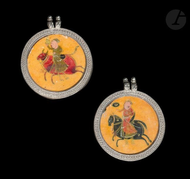 Deux cartes à jouer Ganjifa, Inde du Nord, XIXe siècle
Cartes en papier mâché peint, doré et laqué d’un décor de cavalier, l’un à cheval, l’autre à dos de buffle. Encadrement dans un médaillon d’argent à double attache.
Diamètre : 4,7 cm ; Poids : 20 g
État : un visage effacé.

Two Ganjifa playing cards, North India, 19th century


Collection de Monsieur M.T.  (lots de 226 à 258)
