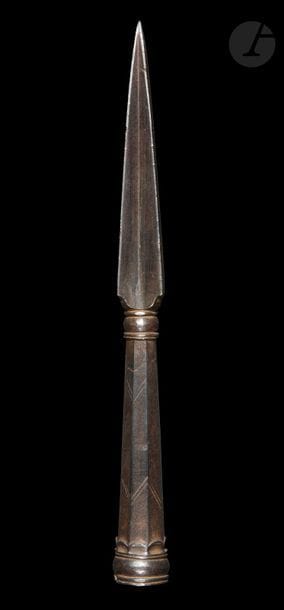 Fer de lance en acier, Inde du nord, XVIIe - XVIIIe siècle
Lame à quatre arêtes et manche à pans coupés gravé de chevrons.
Longueur : 22,5 cm

A spear head, Northern India, 17th / 18th century


Collection de Monsieur M.T.  (lots de 226 à 258)