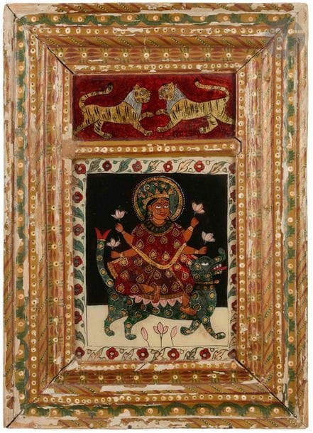 La Déesse Ganga sur son vahana makara, Inde du Nord, Rajasthan, début XXe siècle
Fixé sous-verre en deux parties : en partie supérieure, deux tigres face à face sur fond rouge, en dessous, la déesse Ganga couronnée et auréolée, assise sur un lotus et chevauchant un makara, son véhicule vahana, créature mythique associant le poisson, le crocodile et l’éléphant. Encadrement en bois peint de motifs géométriques.
61,5 x 44 cm
État : accidents sur le cadre.

A reverse-glass painting, Goddess Ganga on Vahana Makara, North India, Rajasthan, early 20th century