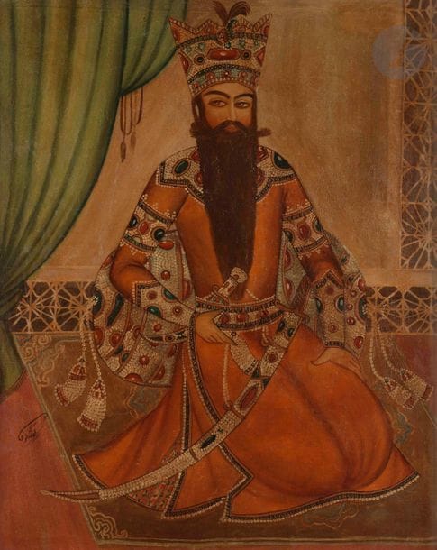 Fath Ali shah, Iran Qâjâr, vers 1950, signé, et deux portraits de rois indiens dont un signé
Huiles sur toile.
- Portrait couronné de Fath Ali Shah (1772-1834) assis, signé. Dim. à vue : 83,5 x 68 cm ; - Buste du premier empereur moghol Babur en médaillon, de trois quarts, vêtu d’une robe grenat et d’un turban à rayures. 49,5 x 36 cm ; - Portrait de l’empereur moghol Bahadur Shah II (r. 1817-1858), signé R. VIJAY. 34 x 25 cm


Collection de portraits de Rajas : Peintures et Photographies (LOTS DE 295 A 339)
À cause de son « modernisme », la peinture indienne de la seconde moitié du XIXe et de la première moitié du XXe siècle a été longtemps négligée, même exclue des grandes collections comme des monographies d’art oriental. En réalité, c’est l’éveil de l’Inde à l’ère industrielle que reflètent la plupart des peintures et des miniatures de cette époque. Sous l’influence de l’Angleterre, toutes les structures sociales, économiques et culturelles basculent. Ces bouleversements ont par contre coup suscité de nouveaux courants. L’influence de la peinture européenne devient déterminante et modifie la vision des artistes. On la retrouve dans l’exécution de la composition, dans la façon de présenter un portrait, d’accuser un gros plan ou encore de le situer dans un environnement réaliste. C’est essentiellement l’influence de la photographie qui transforme le style des peintures, par l’utilisation de l’effet objectif, par le traitement du décor, la recherche d’instantané ou la représentation du « grain du visage ». Sans conteste, la révolution esthétique s’effectue.

Due to its sense of Modernism, Indian painting of the late 19th and early 20th century has been long neglected and often completely excluded from important collections and monographs of Asian art. Paintings and miniatures from that period reflect India’s awakening into the industrial era in an age of great change. The British Empire brought enormous social and economic cha