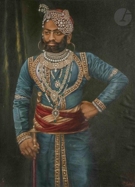 Quatre portraits de Rajas dont trois signés, Rajasthan, XXe siècle
Huiles sur toile.
- Maharaja en pied richement paré, probablement Waghji Ravaji de Morvi, signé Om Prakash. Dim. à vue : 89 x 67 cm ; - Maharana Bhupal Singh d’Udaipur (1884-1955) assis sur un fauteuil à l’européenne, coiffé d’un turban rouge à galons perlés. Dim. à vue : 75 x 59,5 cm ; État : pliures ; - Maharajah Fateh Singh d’Udaipur assis sur un fauteuil à l’occidentale dans un intérieur de palais, vêtu d’une robe marron. Signé en nagari en bas à droite. 30 x 23,5 cm ; - Raja de Patiala, signé R. VIJAY. 33 x 24,5 cm
