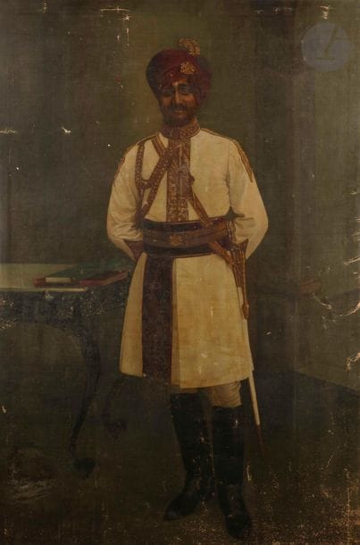 Grand portrait en pied d’un Raja en tenue d’apparat, Rajasthan, XXe siècle
Huile sur toile.
Debout, les mains derrière le dos, vêtu d’une tenue claire galonnée et coiffé d’un turban rouge surmonté de deux aigrettes et d’un médaillon de décoration.
146 x 99 cm

