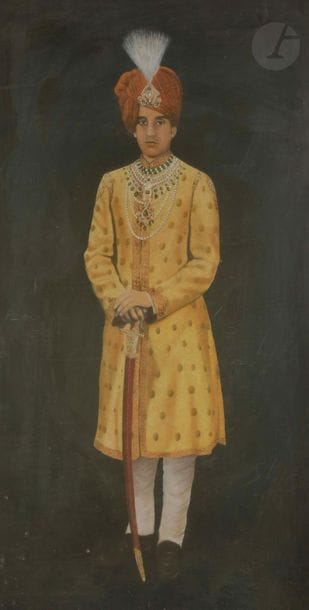 Trois portraits de rajas en pied, Rajasthan, XXe siècle
Huiles sur isorel et sur toile.
- Probablement Raja Sawai Man Singh de Jaipur coiffé d’un haut turban rouge à aigrette orfévrée et de plume. Dim. à vue : 87,5 x 48 cm ; - Raja Fateh Singh d’Udaipur (1847-1930) assis, entièrement vêtu de blanc. Dim à vue : 79 x 67 cm ; - Raja âgé à toque noire et lunettes, daté en anglais 12 juin 1929 et signé en nagari. Dim. à vue : 57,3 x 41,3 cm