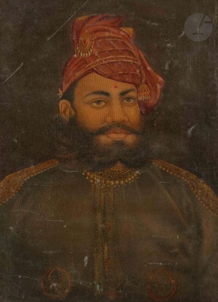 Trois portraits de Rajas barbus, Rajasthan, XXe siècle
Huiles sur toile.
- Raja en buste, coiffé d’un turban à cordelettes garni d’une aigrette orfévrée. Dim. à vue : 58,5 x 42,5 cm ; État : écailles, pliures ; - Raja en buste, coiffé d’un turban rouge orné de trois aigrettes, décoré de deux médailles solaires et d’une écharpe rouge. Dim. à vue : 57,5 x 40 cm ; État : éclats et pliures ; - Jaswant Singh II (1838-1895) de face, coiffé d’un turban marron à diadème de 3 aigrettes, décoré d’une écharpe rouge et de deux médailles solaires dorées. Dim. à vue : 55 x 42 cm
