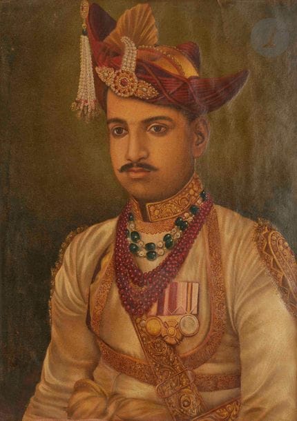 Quatre portraits de Rajas, Rajasthan, XXe siècle
Deux huiles sur toile et une gouache sur papier.
- Raja Madho Scintia de Gwalior à coiffe garnie d’une chute de perles et d’une aigrette à perles et cabochons de rubis. Dim. à vue : 72 x 56 cm ; - Raja, coiffé d’un turban vert orné de rubis et de perles tombant en chute. Dim. à vue : 56,5 x 44 cm ; - Raja coiffé d’un turban rouge à sarpech. 56 x 43 cm ; - Probablement le Raja Rewah en médaillon, à turban rouge à chute de perles et jigha en diamant. Indiqué comme représentant un Raja de Gwalior. 41,5 x 34 cm
