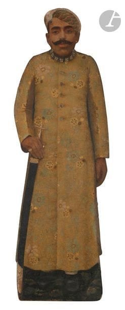Portrait en pied du maharaja Bhupal Singh de Oudaipur (1930-1955), Rajasthan, début XXe siècle
Débout, vêtu d’une robe blanche à fleurs, turban à rayures et joyaux. Il s’appuie sur son talwar. Peint sur panneau en bois avec support-pied amovible. Polychrome.
90 x 29 cm
État : craquelure. 