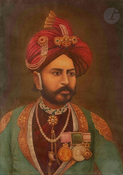 Quatre portraits de Rajas, Rajasthan, début XXe siècle
Huiles sur toile et gouache sur papier.
- Raja en buste, coiffé d’un turban framboise à aigrette orfévrée et ornement en médaillon circulaire. Trois décorations accrochées à la poitrine. Dim. à vue : 59 x 43 cm ; - Raja en buste de trois quarts, coiffé d’un turban à aigrette avec ornement circulaire de pierres à motif étoilé. Dim. à vue : 48 x 42 cm ; État : pliures, coins rognés ; - Jeune Raja debout, coiffé d’un turban rouge rehaussé d’une aigrette et d’un bijou, s’appuyant sur une chaise. 53 x 40 cm ; Mauvais état : déchirures et tâches ; - Raja assis dans un fauteuil, paré d’un turban blanc à aigrette et bijoux, écharpe à joyaux et ruban de décoration. 47,5 x 37,5 cm