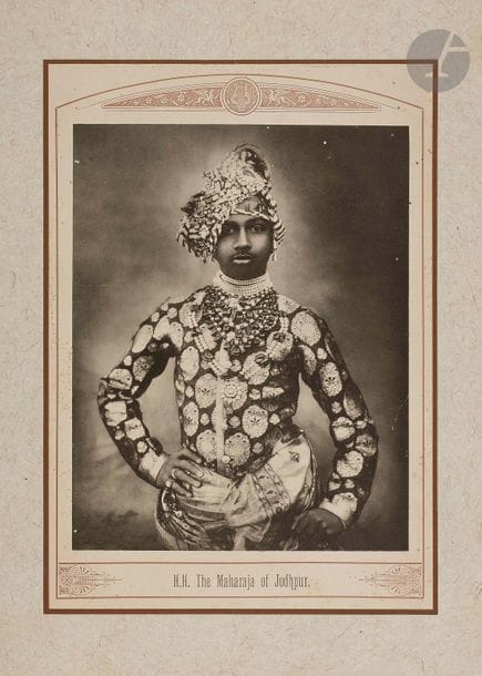 Heritage of India
A Portfolio of portrait photographs reproduced from the work of Lala Deen Dayal (1844-1910) from the Air-India Collection. Series 1 & 2.
H.H. The Gaekwar of Baroda. H. H. The Maharao Raja of Bundi. H. H. The Raja of Cochin. H. H. The Maharaja of Cooch Behar. H. H. The Nizam of the Deccan. H. H. The Late Raja of Dhar. H. H. The Raj Sahib of Dhrangadhra. H. H. The Maharaja Sindhia of Gwalior. H. H. The Ex-Maharaja Holkar of Indore. H. H. The Maharaja of Jaipur. H. H. The Maharaja of Jammu & Kashmir. H. H. The Nawab of Bahawalpur. H. H. The Maharaja of Jodhpur. H. H. The Nawab of Junagadh. H. H. The Maha Rao of Kutch. H. H. The Raja of Kapurthala. The Maharaja of Mysore. H. H. The Jam Sahib of Navanagar. H. H. The Divan of Palanpur. H. H. The Late Maharaja of Patiala. H. H. The Rana Sahib of Porbandar. H. H. The Raja of Rajpipla. H. H. The Nawab of Rampur. H. H. The Maharaja of Rewah. H. H. The Raja of Kapurthala. H. H. The Maha Rao Kutch.
Deux (2) portfolios titrés sur le premier plat composés respectivement de douze (12) reproductions en similigravure (32,5 x 23 cm) contrecollées sur cartons, dans leur chemise titrée. Légendes imprimées dans la marge inférieure des épreuves. 