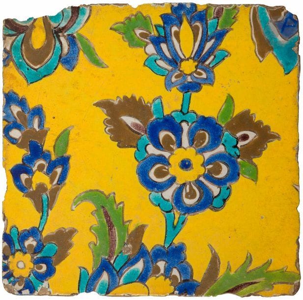 Carreau de revêtement à tiges florales polychromes, Iran qâjâr, XIXe
Carreau en céramique siliceuse à décor de lignes noires constituant une partie de composition présentant deux tiges d’une succession de fleurs sur fond jaune.
22 x 22,5 cm
État : petits éclats.

A Qajar fritware tile with floral decoration, Iran, 19th century