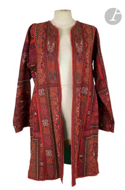 Manteau de femme beloutch, Asie Centrale, début XXe siècle
Coupe droite à poches, manteau tissé en polychromie de motifs géométriques, doublure en cotonnade verte.
Hauteur : 98 cm ; Carrure : 33 cm
État : ceinture manquante, tache sur la doublure.

A beloutch woman’s coat, Central Asia, early 20th century