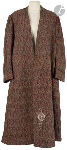 Manteau d’homme, Iran, fin XIXe siècle – début XXe siècle
Manteau long à poches en soie termeh tissée de motifs de palmes boteh polychromes. Encolure et bas des manches galonnés. Cartouche à inscriptions brodées en partie basse indiquant qu’il s’agit d’un tarh ou dessin fait pour une commande spéciale « dessin de haute qualité commandé ». Inscription entourée des nombres 66 et 110 dans des médaillons correspondant en abjad aux noms d’Allah et Ali, également le nombre 187, correspondant au prénom Vafagh.
Hauteur : 128 cm ; Carrure : 48 cm
État : parfait état.

A man’s coat, Iran, late 19th – early 20th century