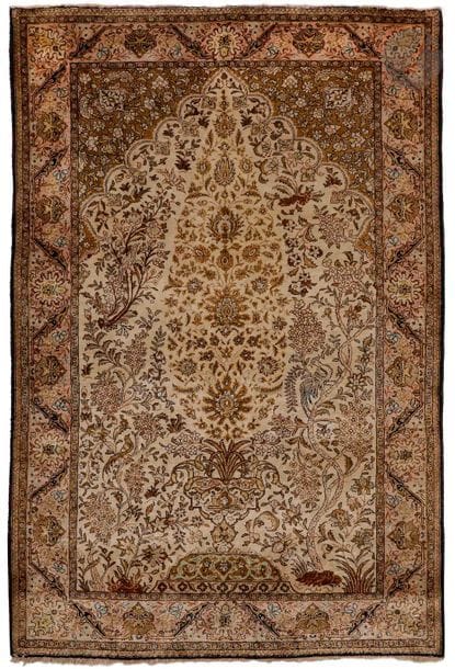 Ghoum
Tapis en soie (chaînes, trames et velours en soie).
A décor d’un mihrab où est inscrit un vase fleuri et des arbustes et volatiles sur un bord ivoire ; bordure sable à rinceaux fleuris.
105 x 170 cm
A Ghoum (or Qum) silk rug