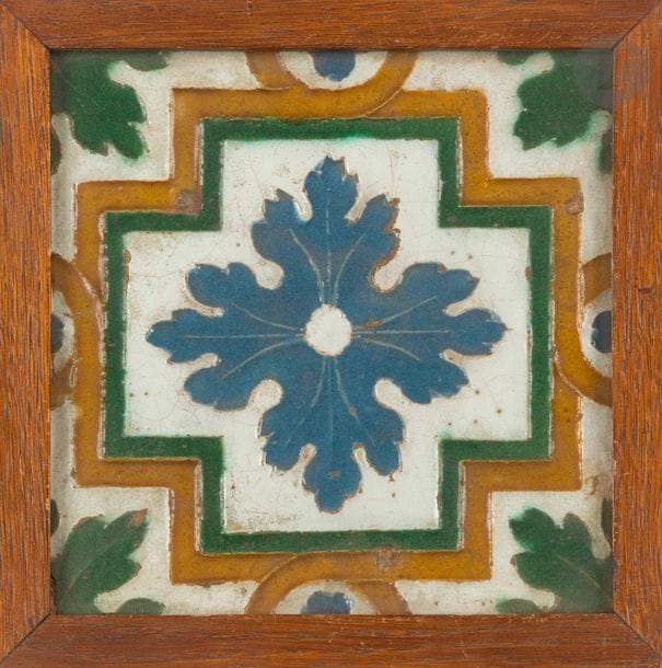 Deux carreaux hispano-mauresques, Espagne, Tolède, XVIe siècle
De format carré en céramique argileuse à décor cuenca y arista moulé et couvert de glaçures polychromes vertes, bleues, ocres et blanches : l’un, à motif de crâne de bovidé encadré de palmettes au-dessus d’une frise de cartouches floraux ; le second, inséré dans un cadre en bois, à motif de croix carrée enfermant un fleuron végétal et à écoinçons feuillus.
15 x 14,4 cm et 13,4 x 13,5 cm (à vue) / 16,4 x 16,4 cm (avec cadre)
État : quelques sauts de glaçures, coin supérieur droit tronqué sur le premier.

Des carreaux identiques à celui orné d’un crâne de bovidé se trouvent au musée des arts et traditions populaires, Palacio de Dueñas de Séville et au Victoria and Albert Museum de Londres (N°s d’inventaire 308 : 256-1866, 308 : 257-1866, 308 : 145 et 146 - 1866). 
Le Victoria and Albert Museum de Londres possède tout un panneau de 6 carreaux identiques au second. N°s d’inventaire 308 : 182-1866 à 308 : 187-1866.

Two Hispano-Moresque cuenca y arista tiles, Spain, Toledo, 16th century


Ancienne collection de Madame A.O. (lots 56 et de 78 à 125)