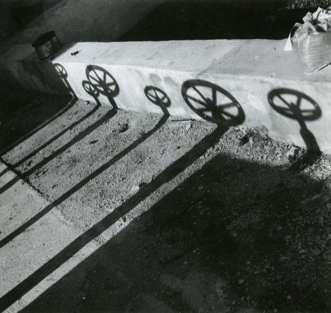 Antonin Gribovsky

Les ombres, 1964. 

Épreuve argentique d'époque. Tampon du photographe, titre et date manuscrit au verso. 

23 x 17 cm avec marges