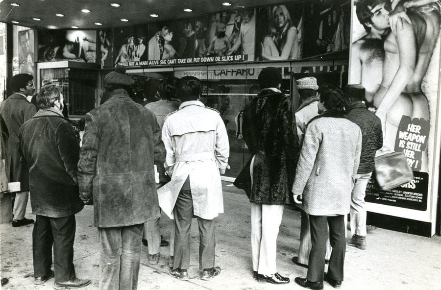 Jan Lukas (1915-2006) 

New York, c. 1950. 

Le cinéma pornographique de Time Square.

Épreuve argentique d'époque. Tampon du photographe et légende manuscrite au verso. 

17,5 x 26 cm