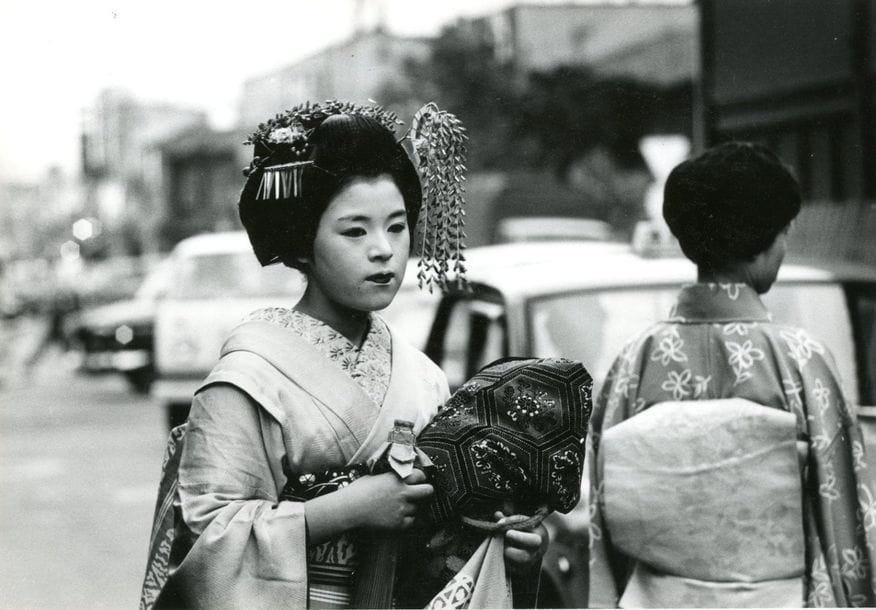 Linda Troeller (1949)

Japon,  c. 1970. 

Geishas. Maquillage. Ikebana. Petits métiers.

17 épreuves argentiques d'époque. Tampons de presse et de la photographe aux versos. 

Format moyen : 22 x 29 cm