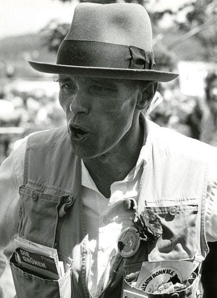 Dino Fracchia (1950)

Joseph Beuys à Bonn, juin 1982. 

Épreuve argentique d'époque. Tampon du photographe, légende et date manuscrites au verso. 

40,5 x 30,5 cm avec marges



Joseph Beuys lors d'une manifestation à Bonn en juin 1982 contre le nucléaire arborant un pins "aufstemni für den frieden" (se lever pour la paix).