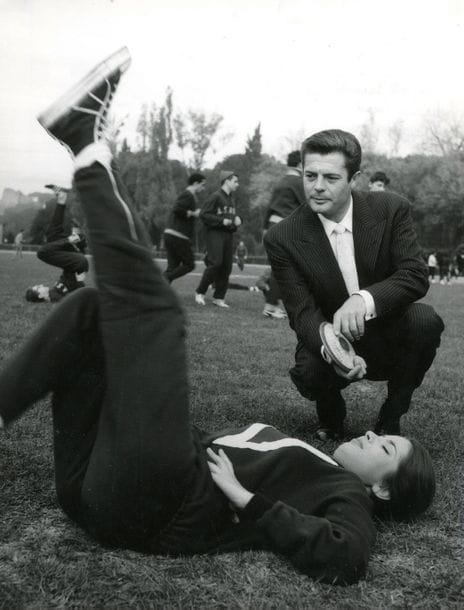 Pierluigi - Paolo di Paolo - Carlo Riccardi et divers

Fimographie de Marcello Mastroianni, 1955-1963.

Tam-Tam de Gian Gaspare Napolitano, 1955.

Le Notti Bianche de Luchino Visconti avec Maria Schell, 1957.

Ferdinando 1e Re di Napoli de Gianni Franciolini, 1959.

Il Nemico di mia Moglie de Gianni Puccini, 1959.

Tutti Innamorati de Franco Rossi, 1959.

I Compagni de Mario Monicelli, 1963.

29 épreuves argentiques d'époque. Nombreux crédits de photographes, tampons d'agences, dates et annotations manuscrites aux versos.

Formats : de 17 x 24 à 22,5 x 30 cm