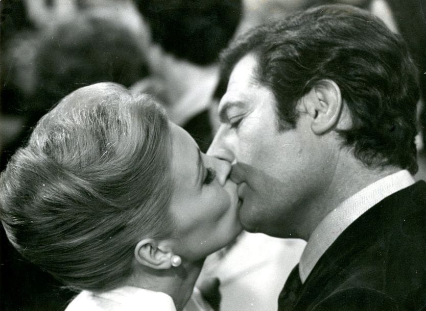 Ermete Marzoni - Angelo Novi - Paolo di Paolo et divers

Fimographie de Marcello Mastroianni, 1965-1968.

Le temps des amants de Vittorio de Sica avec Faye Dunaway, 1968.

Decima Vittima de Elio Petri avec Ursula Andress, 1965.

La Moglie Bionda de Luciano Salce avec Pamela Tiffin, 1965.

L'Uomo dei Cinque Palloni de Marco Ferreri avec Catherine Spaak, 1965.

27 épreuves argentiques d'époque. Nombreux crédits de photographes, tampons d'agences, dates et annotations manuscrites aux versos.

Formats : de 17 x 24 à 24 x 30 cm