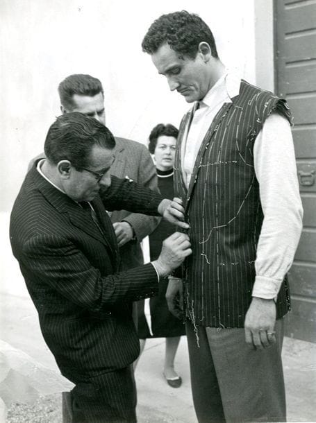Paolo di Paolo - G. B. Poletto et divers

Filmographie de Vittorio Gassman, 1956-1959.

Difendo Il Mio Amore de Giulio Macchi avec Martine Carol, 1956.

La Cambiale de Camillio Mastrocinque avec Giorgia Moll, 1959.

32 épreuves argentiques d'époque. Nombreux crédits de photographes, tampons d'agences, dates et annotations manuscrites aux versos.

Formats : de 17 x 24 à 24 x 30 cm