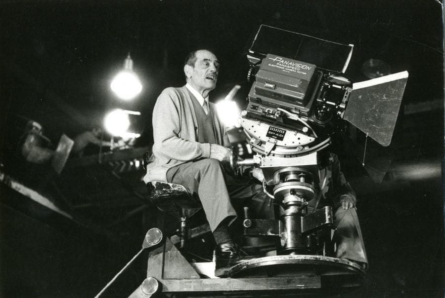 Photographe non identifié 

Luis Bunuel lors du tournage du film Le fantôme de la liberté, mars 1974. 

Épreuve argentique d'époque. Tampon d'agence, annotations manuscrites et date au verso. 

16,2 x 23,6 cm



La fantaisie surréaliste de cet avant-dernier long métrage de Luis Buñuel permet de retrouver tout son univers. Le scénario du film est inspiré d'un conte du poète romantique espagnol Gustavo A. Becquer. Le titre est tiré de la première phrase du manifeste du parti communiste : "Un fantôme (du communisme) parcourt l'Europe".