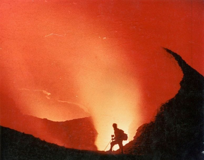 Haroun Tazieff (1914-1998)

Éruption volcanique, 1960. 

Les Rendez-Vous du Diable de Haroun Tazzief. 

Épreuve argentique d'époque en couleur. Annotations et date au verso. 

24,2 x 30 cm avec marges



Dans ce documentaire le célèbre géologue filme les cratères en activité de volcans d’Europe, d’Indonésie, du Japon, d’Amérique centrale, d’Amérique du Sud et d'Afrique. Haroun Tazieff se placeau plus près des cratères pour nous plonger au cœur de l’éruption.