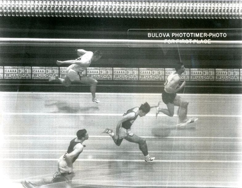 Dispositif sportif de photofinish

Finish line, 1967.

Bulova Phototimer-Photo for first place.

Épreuve argentique d'époque. Coupure de journal, légende tapuscrite au verso.

20,5 x 25,5 cm