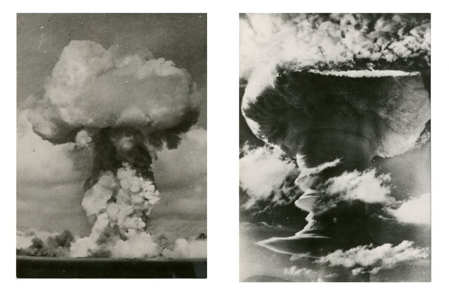 Photographes non identifié

Bombes nucléaires. Bombes H, 1945-1957. 

Essai britannique de la bombe "H" au dessus des îles Christmas. Explosion de la bombe atomique sur Nagasaki. Essai nucléaire à Bikini. 

Huit (8) épreuves argentiques d'époque (contretypes). Tampons d'agences, indications de recadrage, annotations manuscrites, légendes tapuscrites sur étiquettes contrecollées aux versos. 

Formats : de 13 x 13 à 21 x 15 cm



La Bombe D39 à hydrogène fait l'objet d'essais atmosphériques « Opération Grapple » entre 1956 et 1958 sur les îles Malden et Christmas (Kiritimati) dans le centre de l’océan Pacifique.

L'atoll de Bikini, des îles Marshall a été aussi le théâtre d'essais d'armes atomiques menés par les États-Unis, à partir du 1er juillet 1946. 

Les bombardements atomiques d'Hiroshima et Nagasaki sont les ultimes bombardements américains au Japon, les 6 août et 9 août 1945.
