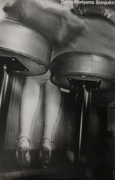 Daido Moriyama (1938) 

Shinjuku.

Getsuyosha, Tokyo, 2002.

In-4 (25 x 18 cm). Édition originale brochée (seconde impression), signée et limitée à 300 exemplaires numérotés. n.p. Couverture souple sous jaquette illustrée et bandeau (obi) d'origine, sous emboîtage d'éditeur ?titré et ?numéroté. 

On joint 2 posters de Daido Moriyama titrés Shinjuku et édité?s? par Getsuyosha.