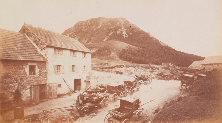 Photographe non identifié

Auvergne, Puy de Dôme, c. 1860. 

Ruines du temple de Mercure. 

Trois (3) épreuves sur papier salé. 

Formats : de 15 x 26 à 14,2 x 26 cm