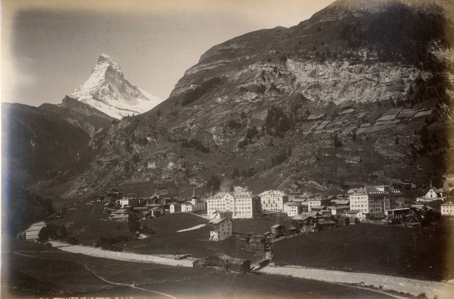 Jullien Frères

Alpes, c. 1890.

Suisse. Genève. Lausanne. Lac Léman. Montreux. Glion. Chillon. Zermatt. Le Mont Cervin. Lucerne. L'Oberland. Chaine de la Jungfrau. 

Album in-folio oblong dédicacé sur le premier plat composé de 14 épreuves sur papier albuminé contrecollées sur cartons. Légendes et crédit du photographe dans les négatifs. Légendes tapuscrites sur les montages. 

Format moyen : 23 x 34 cm