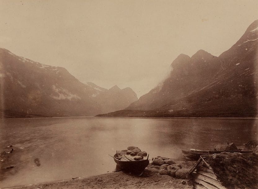 Photographe non identifié 

Voyage en Norvège d'André Blondel, 1887. 

Christiania. Cascade de Lofos. Le lac Vangsmjøse. Filefjell. Vallée de Loverval. Gorges de Laerdal. Sognefjord. Nordal. Vossevangen. Glacier de Kjenndal. Rusten Olden Vand. Haugen. Hjorundfjord. Romsdal. Orkdal. Trondheim. 

Album in-4 oblong titré et daté sur le premier plat et sur le dos, composé de 48 épreuves sur papier albuminé contrecollées sur cartons. Légendes manuscrites à l'encre noire sur les montage. 

Formats : de 10 x 15 à 12,5 x 17 cm



Ingénieur et membre de l'Académie des Sciences, André Blondel donne un temps son nom à l'unité de mesure de la luminance.