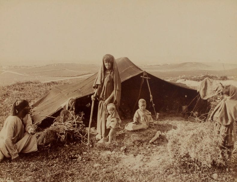 H. Agius - R. Ellis - Garrigues Photographe - Soler Phot. et divers

Malte et Tunisie, c. 1880-1890.

Port de la Valette. Cathédrale Saint Jean. Palais du Gouverneur. Tunis. Mosquée Sidi Mahrès. Tombeaux des Beys. Souk des tailleurs. Sidi Bou Saïd. Palais du Bardo. Types Bicharis. Rue des Andalous. Sortie de la mosquée.

Album in-folio oblong composé de 25 épreuves sur papier albuminé et papier citrate, dont certaines colorisées, contrecollées sur cartons. Légendes à l'encre sur les montages.

Formats des épreuves : de 16 x 22 à 21 x 27 cm