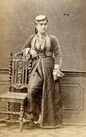 A. C. Gomes (act. 1869-1917)

Femmes d'Aden, c. 1870.

Trois (3) épreuves sur papier albuminé au format carte de visite contrecollées sur cartons.

Format moyen : 10 x 6 cm