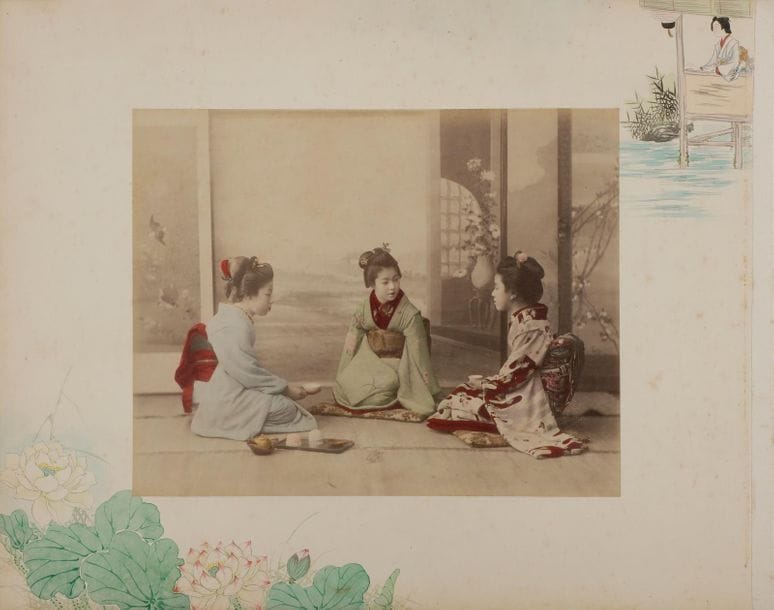 Kusakabe Kimbei (1841-1934) et divers?

Japon, c. 1870-1880.

Le pont sacré de Nikko. Futawarsan temple à Nikko. Pagode. Kyo-Do. La porte de Yomeimon. Le temple Iyeyasu. Le jardin de Hotsuta. La cloche de Asakusa Tokyo. Le cerisier du japon en fleur à Uyeno Tokyo. Daibutsu à Kamakura. Hakone. Tokaido. Kiyomizu à Kioto. Jinrikisha. Cérémonie du thé. Ikebana. Danseuses à l'évantail et musiciennes. 

Album in-folio oblong, plats en laque, contenant 50 épreuves sur papier albuminé rehaussées de couleurs et contrecollées sur cartons. Très nombreux dessins à l'aquarelle sur les montages. Nombreuses légendes en bandeaux en bas des épreuves. ?

Format moyen : 19,5 x 25 cm