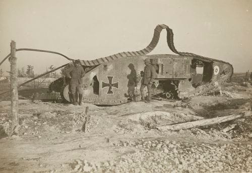 Divers photographes 

Fin de la Première Guerre mondiale, 1918. 

Tanks Renault. Cadavres de chevaux. Ruines. Vues aériennes. Aviation. 

35 épreuves argentiques d'époque. Légendes manuscrites aux versos. 

Formats : de 7,5 x 15,5 à 11 x 15,5 cm