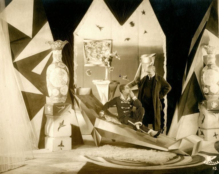 Photographe de plateau non identifié

Le cabinet du Docteur Caligari de Robert Wiene, 1919.

Épreuve argentique d'époque. Tampon du studio dans le négatif. Tampon d'agence, légende et date tapuscrite sur étiquette contrecollée au verso. 

21 x 27 cm