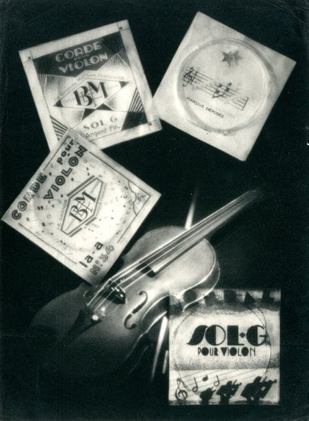 François Kollar (1904-1979) 

Photomontage, publicité pour cordes de violon. 

Paris, 1929. 

Héliogravure, tampon "Photo Kollar Paris", date à l'encre et texte imprimé sur les cordes en soie de violon au dos. 

22,3 x 16,7 cm 

Ce tirage (jeu sur l'imaginaire musical) provient d'un fascicule publicitaire pour des instruments de musique (p.13-14). 

Bibliographie : P. Rogiers, D. Baqué, François Kollar, Paris, Philippe Sers Ed. Vilo, 1989, p.196.